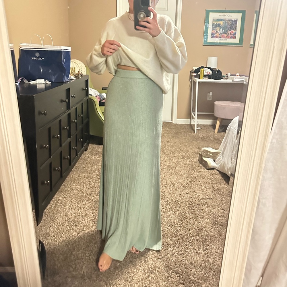 Green knitted maxi skirt